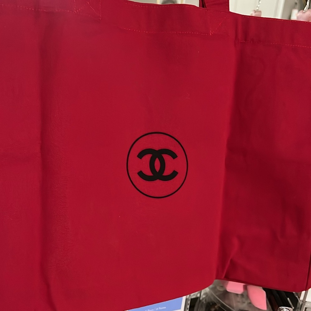 CHANEL Red Elegant Tote Bag - Picture 3 of 10